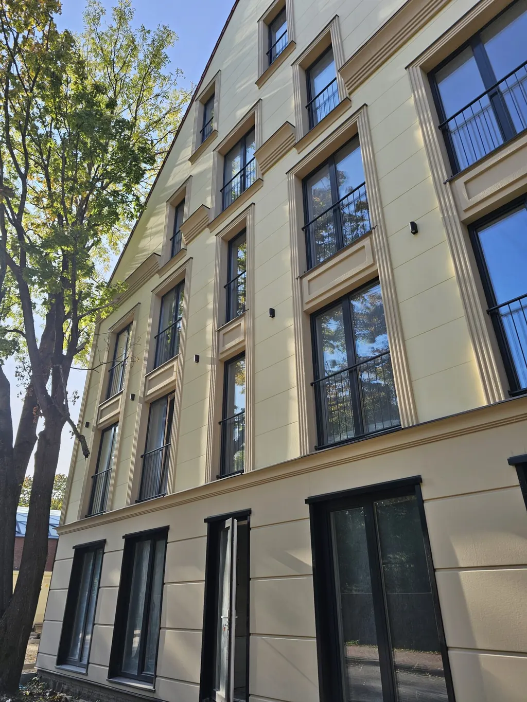 Daugiabučio fasado renovacija — Royal Decors